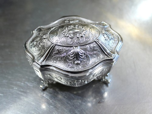 Srebrna szkatułka dla dziewczyny na biżuterię i drobne pamiątki