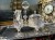 Posrebrzana cukiernica z łyżeczkami do kawy i herbaty na elegancki stół