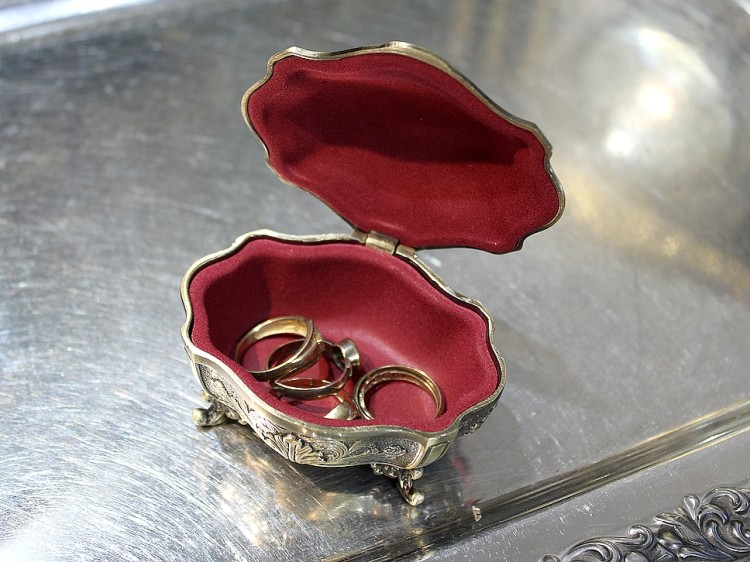 Szkatułka dla babci w kolorze starego mosiądzu na kolczyki