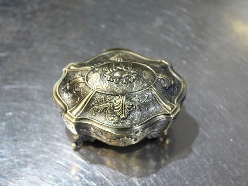 Mała szkatułka dla babci na biżuterię i pamiątki do sypialni