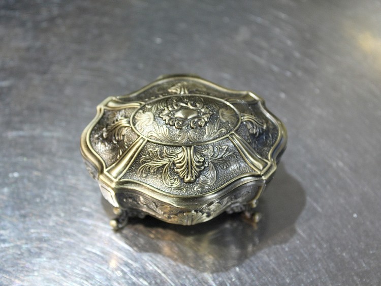 Mała szkatułka dla babci na biżuterię i pamiątki do sypialni