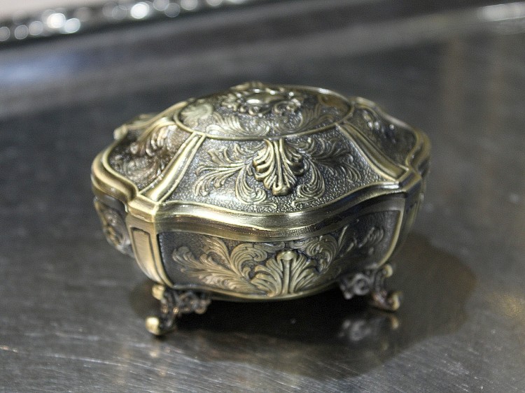 Rokokowa szkatułka dla siostry na pierścionki kolczyki i łańcuszki