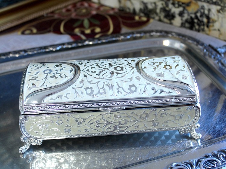 Elegancka szkatułka dla dziewczynki na półkę lub komodę