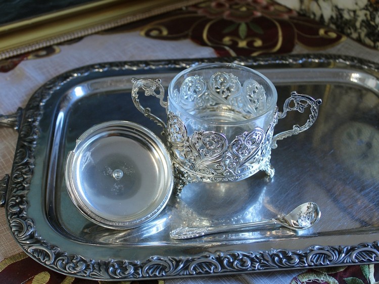 Cukiernica z pokrywką na stół do domu i eleganckiej jadalni
