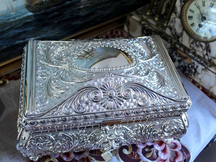 Duża szkatułka srebrzona dla narzeczonej na prezent zaręczynowy