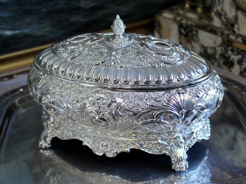 Owalna szkatułka z bogatymi zdobieniami dla mamy na elegancki prezent