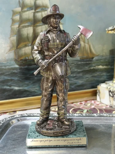 Figurka strażak na marmurowej pytce na prezent dla strażaka, pożegnanie strażaka