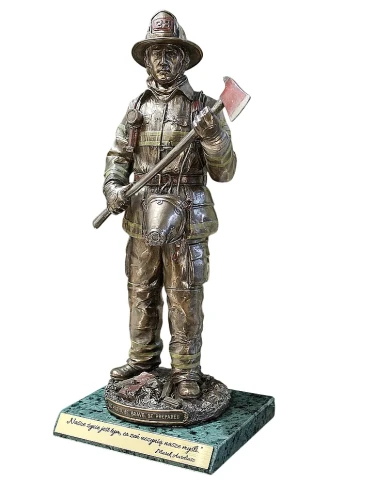 Figurka strażaka w pełnym rynsztunku na marmurowej płytce z grawerunkiem