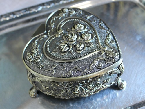 Mosiądzowana szkatułka z różami dla narzeczonej na romantyczny prezent