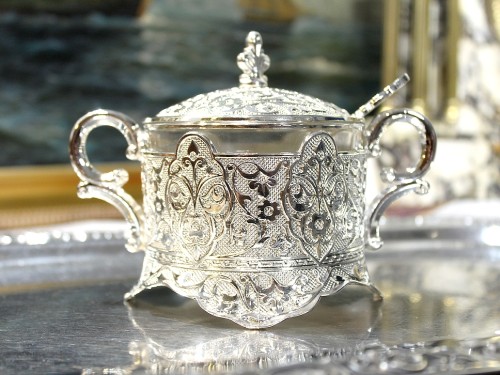 Cukiernica ze szklanym wkładem i pokrywką na stół do domu