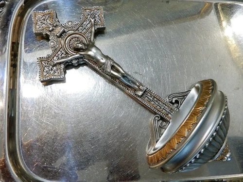 kropielnica domowa z Jezusem na krzyżu