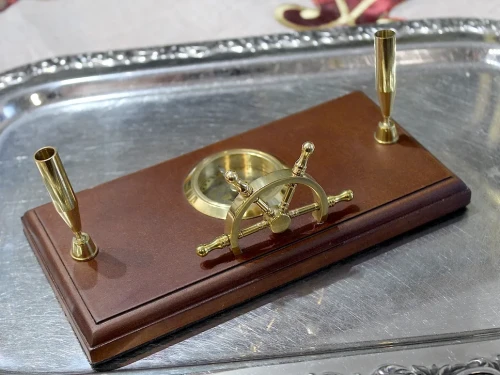 Drewniany organizer na biurko dla szefa z dwoma miejscami na długopisy