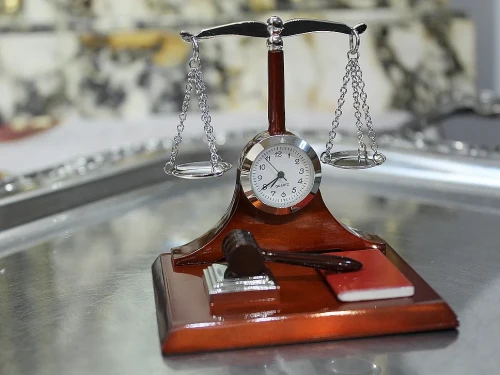 Zegar dla sędziego z motywem Temidy na prezent do gabinetu