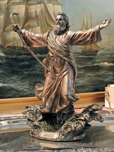 Statuetka Mojżesza rozdzielającego Morze Czerwone jako prezent dla księdza