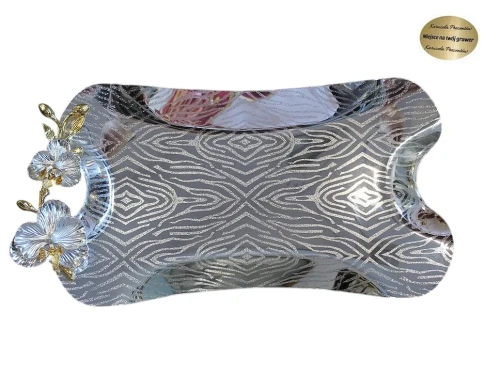 Posrebrzana taca z kwiatem jako elegancki prezent dla kobiety