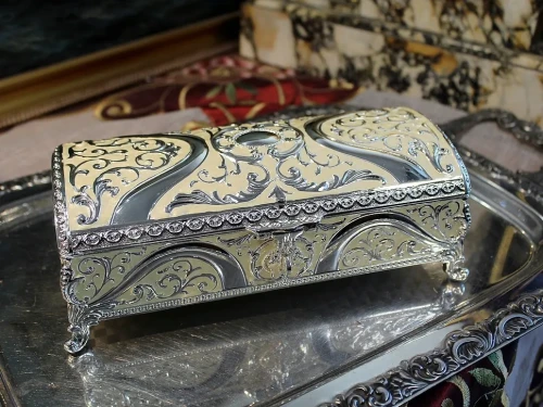 Szkatułka z ornamentem jako prezent dla żony na rocznicę ślubu