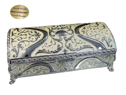 Posrebrzana szkatułka na biżuterię jako elegancki prezent dla kobiety