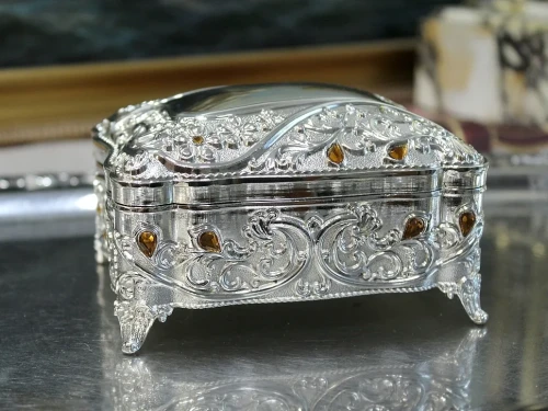 Szkatułka z ornamentem jako prezent dla żony na rocznicę ślubu