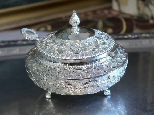 Cukiernica z bogatym ornamentem dla miłośnika klasycznych dodatków stołowych