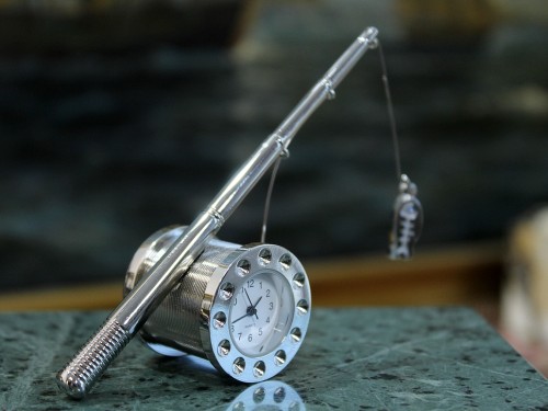 Biurkowy zegarek dla wędkarza z metalową wędką i ozdobnym detalem
