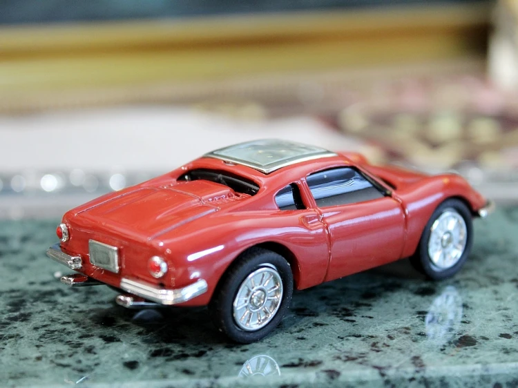 Samochód z zegarkiem dla miłośnika aut retro i kolekcjonera modeli