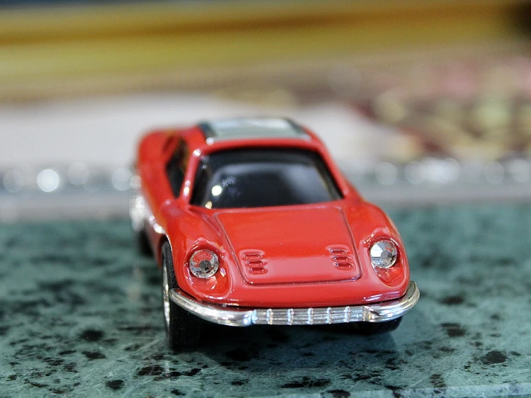 Zegarek w czerwonym coupe jako upominek dla fana klasycznej motoryzacji
