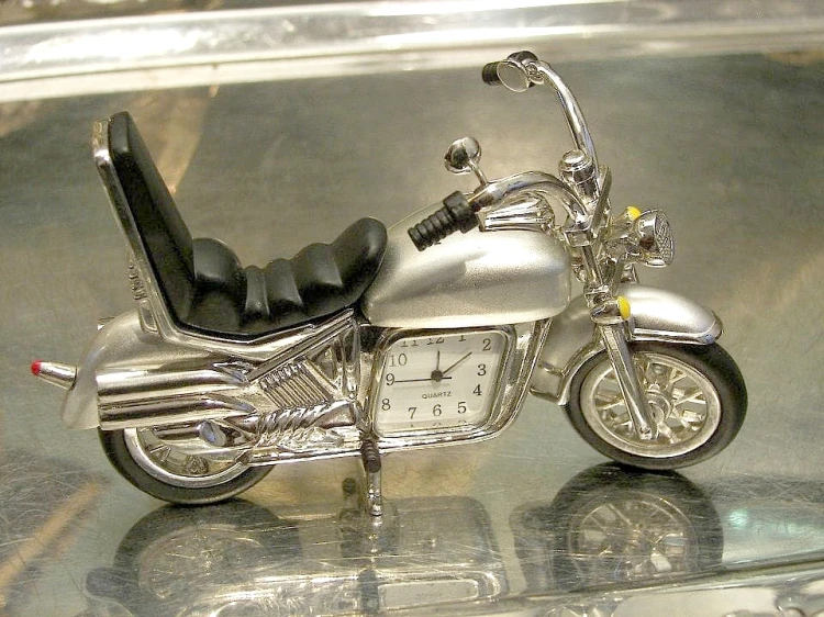 prezent na urodziny model motocykla z zegarkiem