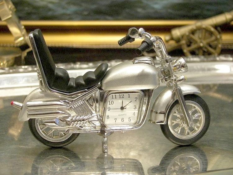 cudowny model motocykla typu chopper z zegarkiem
