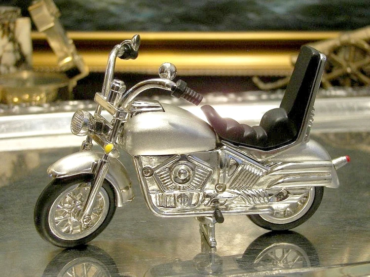 model motocykla z zegarkiem