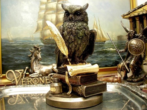 prezent dla nauczyciela sowa na książkach