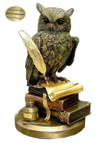 Figurka sowa na książkach ze złotym piórem na prezent dla nauczyciela