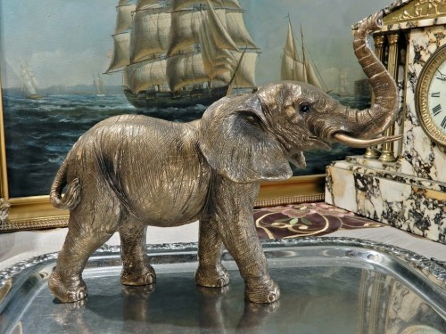 Piękny afrykański słoń figurka.