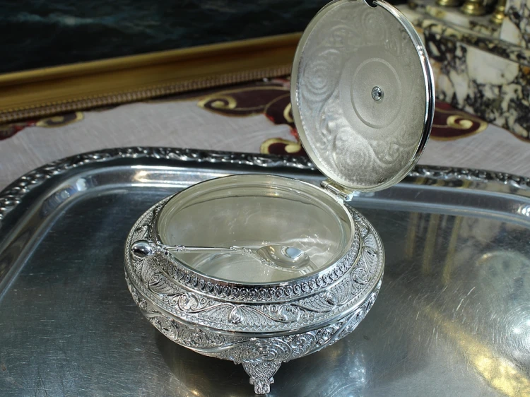 Cukierniczka posrebrzana filigran do kawy i herbaty dla miłośników eleganckich dodatków