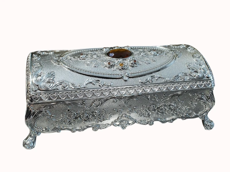 Ozdobna szkatułka platerowana srebrem do eleganckiej sypialni