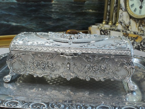 Metalowa szkatułka na biżuterię z granatowym wnętrzem dla kobiety