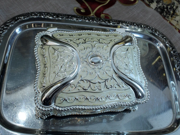 Metalowa szkatułka platerowana srebrem do sypialni lub salonu
