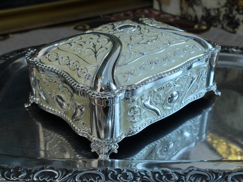 Elegancka szkatułka na biżuterię z granatowym wnętrzem i grawerem