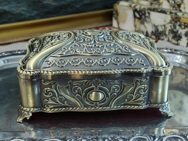 Barokowa szkatułka prezentowa z bordowym eleganckim wnętrzem