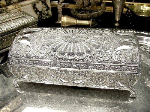 Metalowa szkatułka z bogatym orientalnym ornamentem do eleganckiego salonu