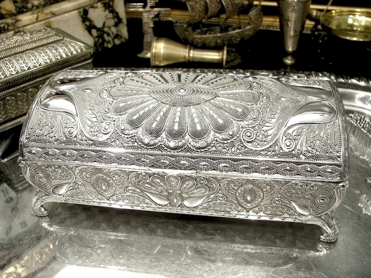 Metalowa szkatułka z bogatym orientalnym ornamentem do eleganckiego salonu