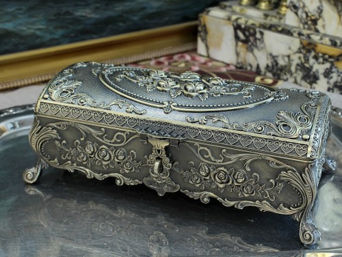 Barokowa szkatułka z ornamentami róż na elegancki prezent dla kobiety