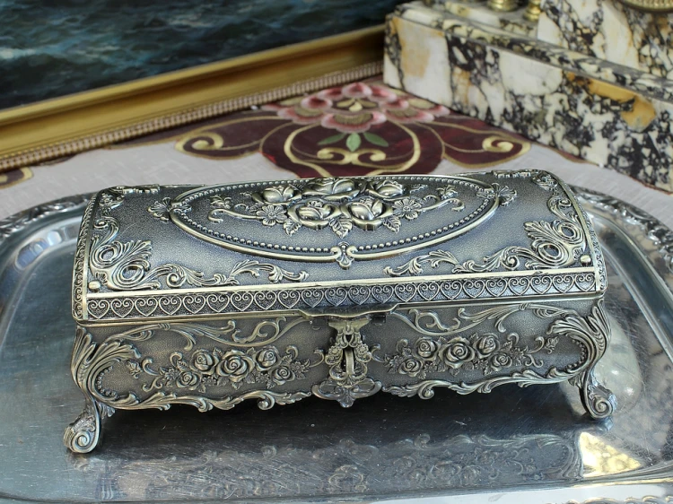 Metalowa szkatułka z barokowym ornamentem do sypialni lub gabinetu