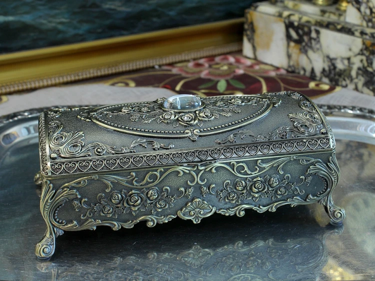 Metalowa szkatułka z ornamentami na prezent dla starszej osoby