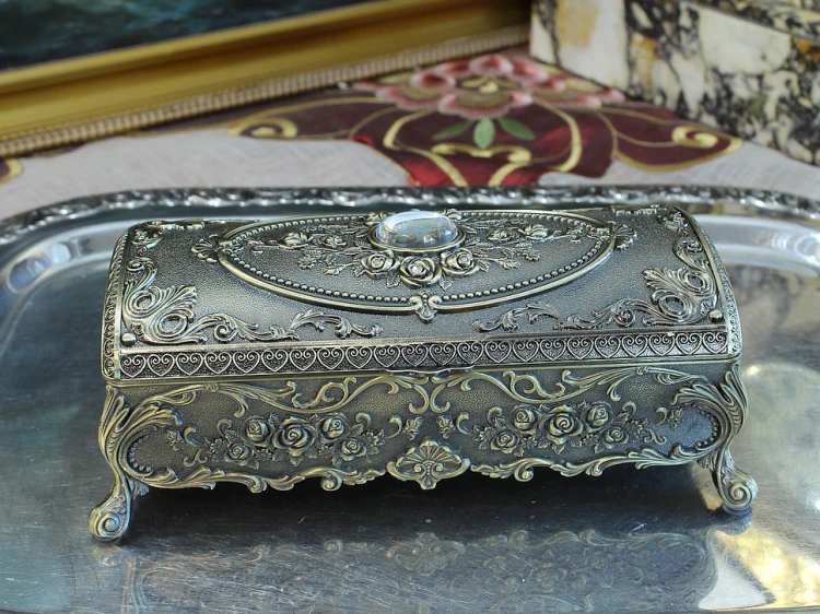 Szkatułka metalowa z ornamentami róż i ozdobnym kamieniem