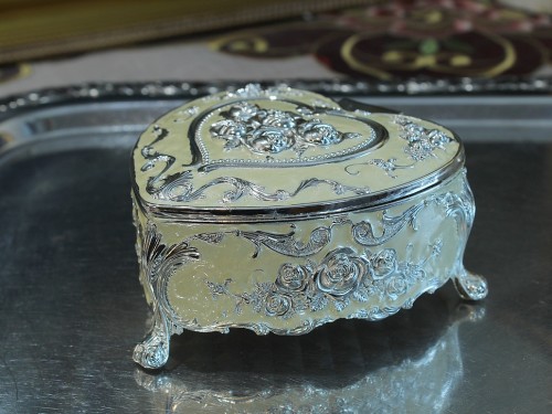 Metalowa szkatułka platerowana srebrem do biżuterii i pamiątek