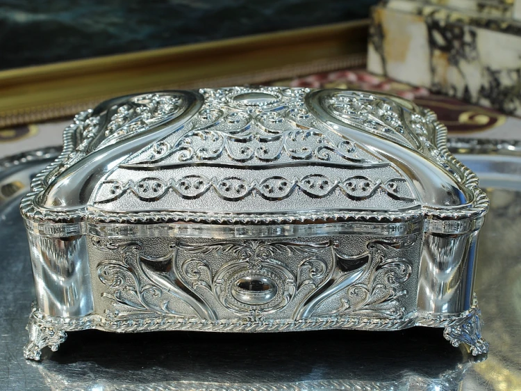 Szkatułka glamour platerowana srebrem do eleganckiego wnętrza