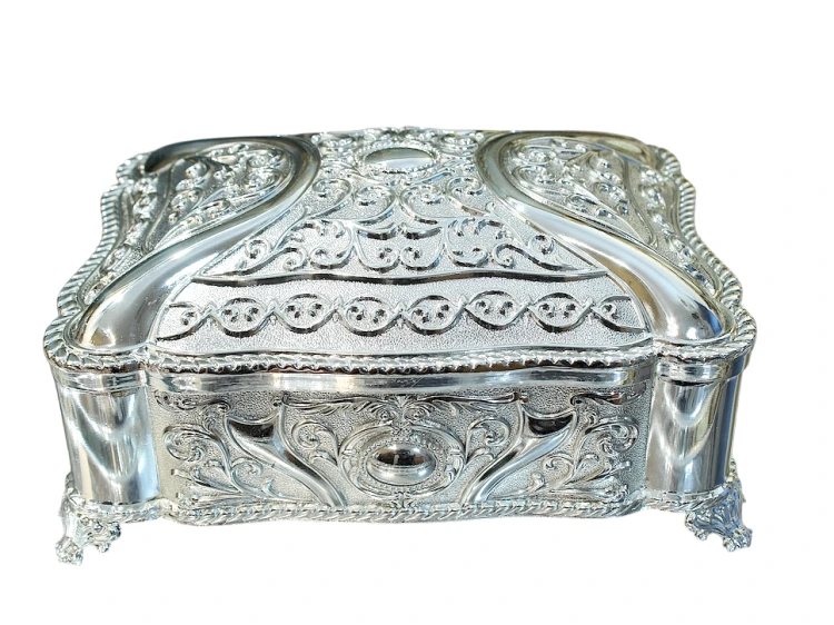 Elegancka szkatułka metalowa do przechowywania drobiazgów