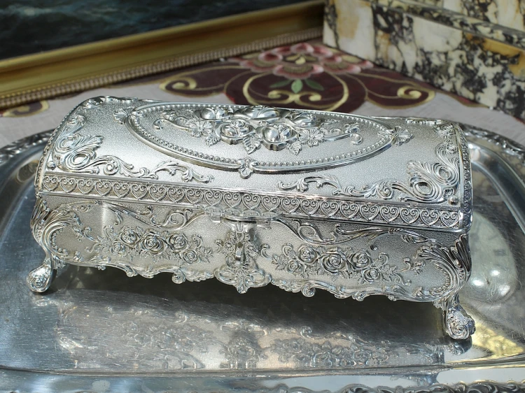 Stylowa szkatułka metalowa na zegarki i biżuterię glamour