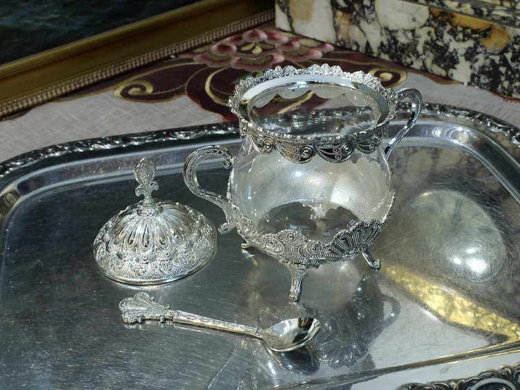 Filigranowa cukiernica srebrzysta z pokrywką i łyżeczką dla miłośniczki eleganckiego stołu