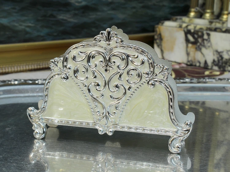 Elegancki serwetnik z ornamentem na prezent do nowego mieszkania lub jadalni